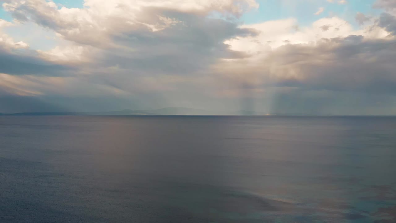 hermosa puesta de sol en la costa de halkidiki, grecia