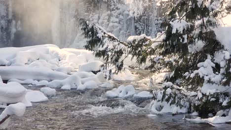 Arroyo-Invernal-De-Ensueño-Que-Fluye-Rápidamente-A-Través-Del-Paisaje-Helado-En-Los-Bosques-De-Canadá