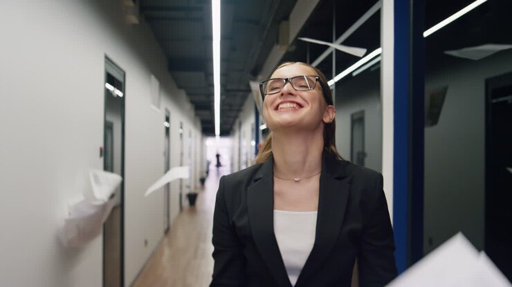 возбужденный сотрудник бросает контракт в офисе. успешная бизнесменка радуется