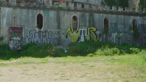 Beim-Gehen-Auf-Einer-Schmutzigen-Straße-Kommt-Eine-Graffitiwand-Zum-Vorschein