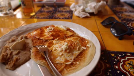 comida mexicana, huevos rancheros en cafe napoles en mascota, jalisco, méjico