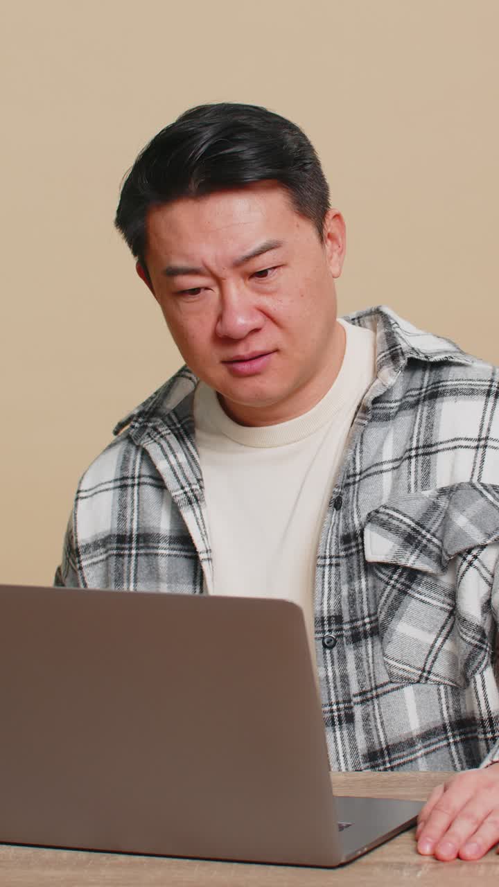 노트북으로 논쟁하는 남자 웹캠으로 대화하는 남자 논쟁은 직원들과의 문제를 표현합니다.