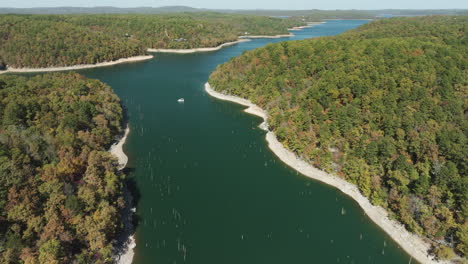 Panorama-De-Densos-Matorrales-Con-árboles-Otoñales-En-Eagle-Hollow,-Arkansas,-EE.UU.