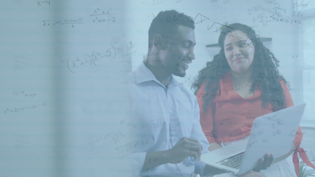 animación de fórmulas matemáticas sobre feliz diversos hombres de negocios en la oficina