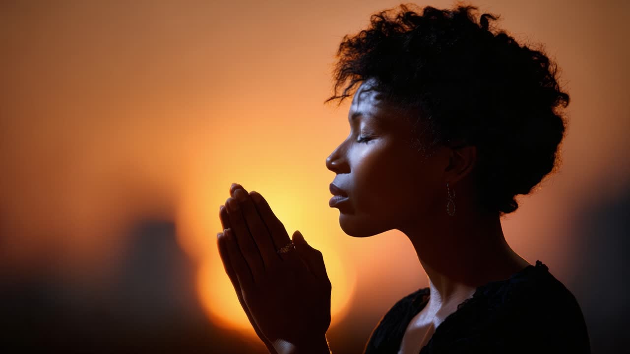 Una donna in contemplazione al crepuscolo: esprime pace e riflessione mentre il sole tramonta, illuminandone il profilo con una luce calda e radiosa sullo sfondo di un paesaggio urbano
