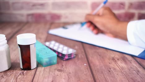 el médico escribiendo una receta