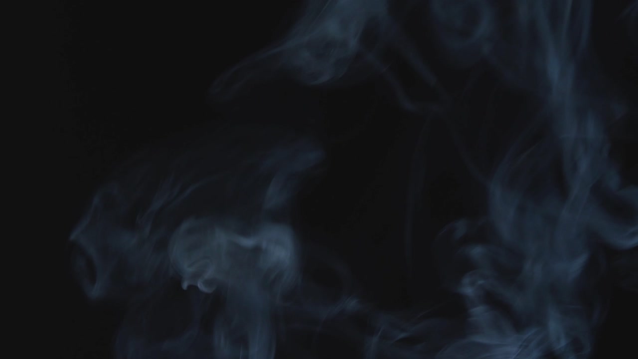 Vapore bianco che gira e sale dalla padella. Fumo bianco che sale da una grande pentola, sfondo nero isolato in loop continuo