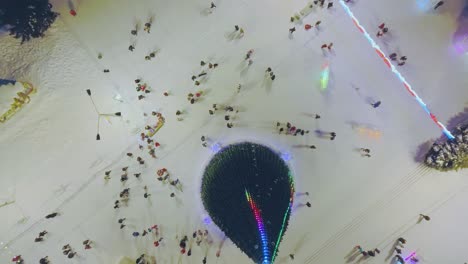 camera-rises-over-Xmas-tree-and-walking-crowd-on-square