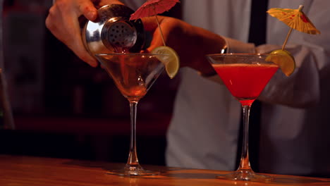 Bartender-pouring-cocktails-on-counter