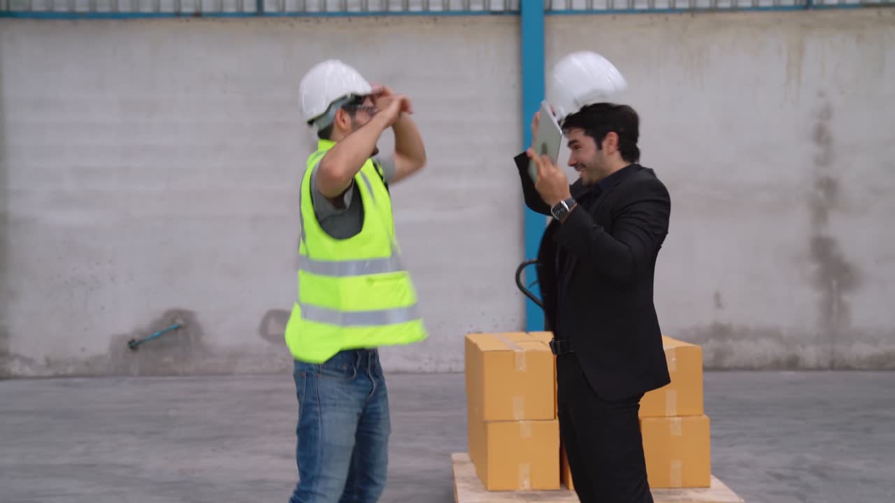 funny trabajadores de la fábrica bailan en la fábrica