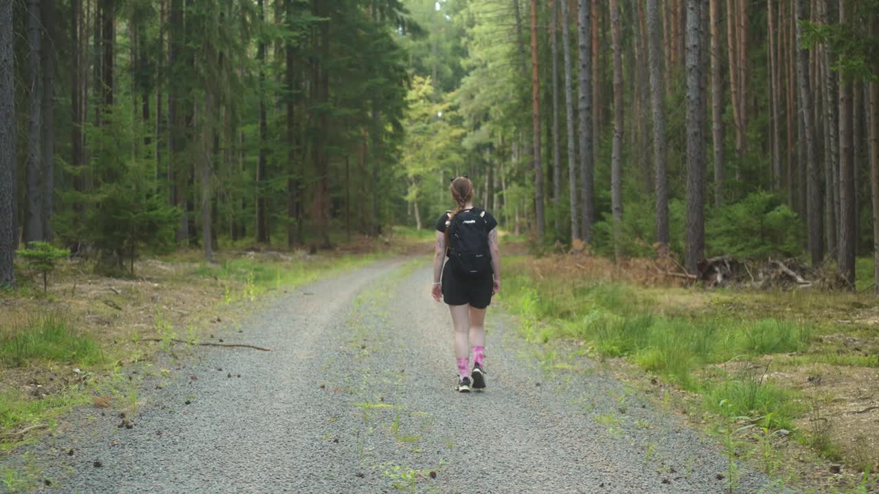 자연 속에서 휴가를 즐기는 소녀