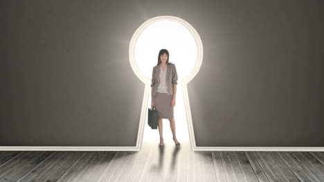 mujer de negocios posando en el agujero de la llave brillante