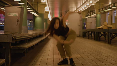 Joven-Bailarina-Contemporánea-En-El-Mercado-Urbano-Después-De-Horas