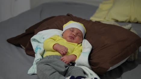 bebé de un mes descansando antes de bañarse