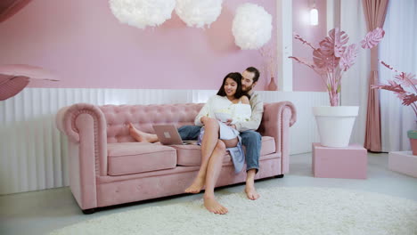 Romantic-couple-eating-popcorn