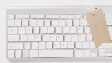 vista aérea de la etiqueta de venta marrón en el teclado de la computadora