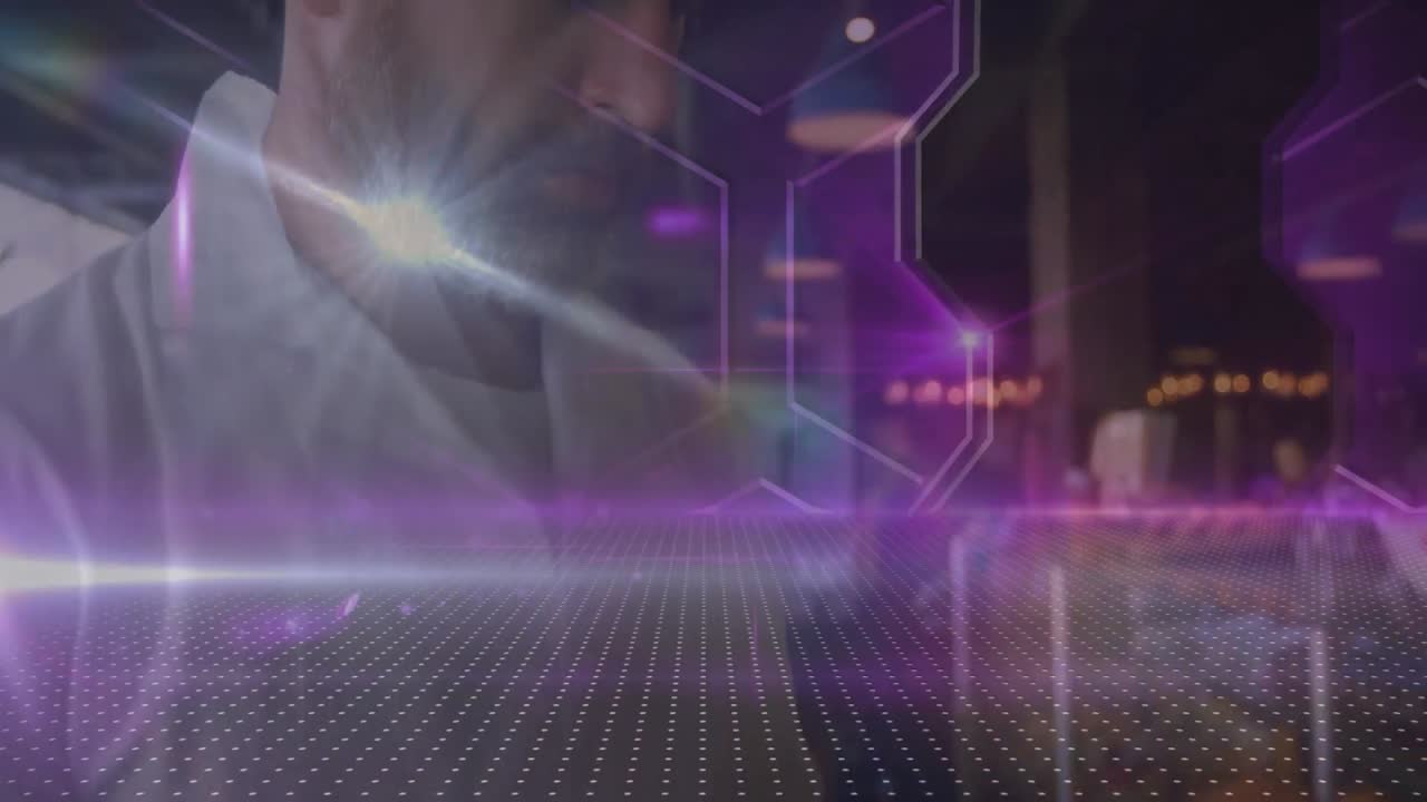 디지털 태블릿을 사용하는 백인 고령자의 초상화에 대한 빛과 추상적인 모양의 스 ⁇