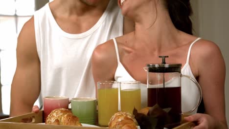 una joven pareja feliz desayunando