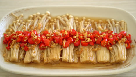 Champiñón-Dorado-Al-Vapor-Casero-O-Enokitake-Con-Salsa-De-Soja,-Guindilla-Y-Ajo