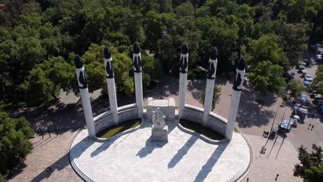 Luftdrohne,-Die-Sich-Rückwärts-über-Das-Denkmal-Der-Kinderhelden-Im-Bosque-De-Chapultepec-In-Mexiko-Stadt-Dreht,-Mit-Blick-Auf-Die-üppig-Grüne-Vegetation-Im-Hintergrund