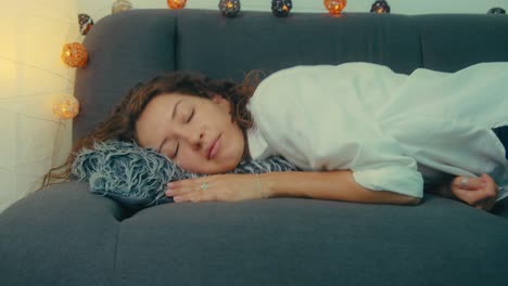 mujer durmiendo cómodamente en un sofá