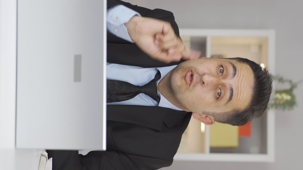 video vertical de un trabajador de la oficina en casa asintiendo a la cámara, dice no, no.