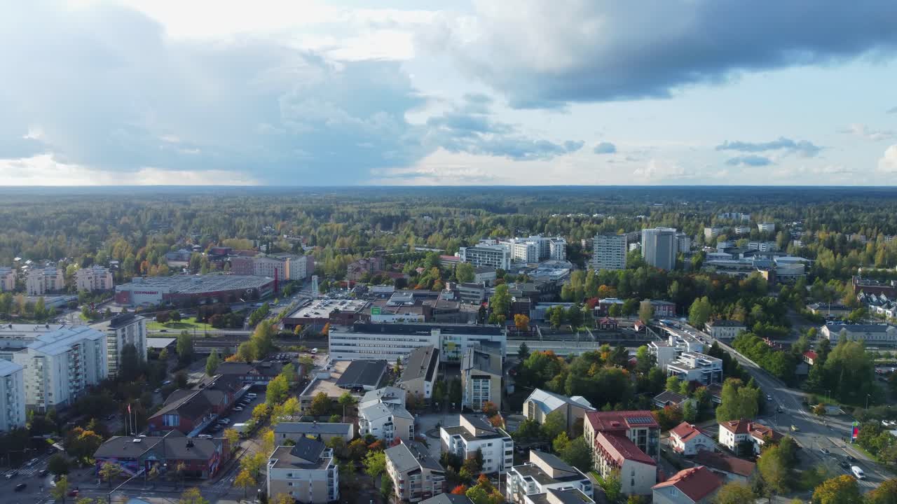 sobrevuelo aéreo de otoño: edificios y tráfico callejero en kerava, finlandia