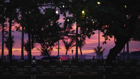 cielo púrpura capturado en la puesta de sol de la bahía de manila