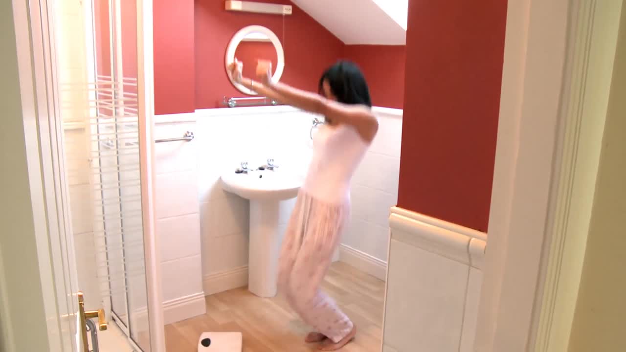 mujer alegre comprobando su peso