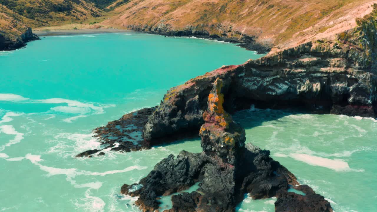 여름에 절벽과 해변의 드론 샷