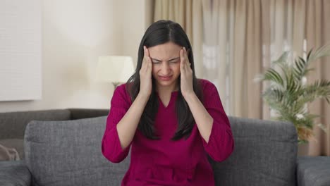 mujer india enferma que sufre de dolor de cabeza