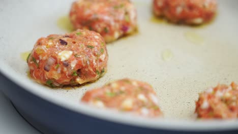 Unbekannte-Person-Kocht-Fleischbällchen-In-Einer-Pfanne-Mit-Öl