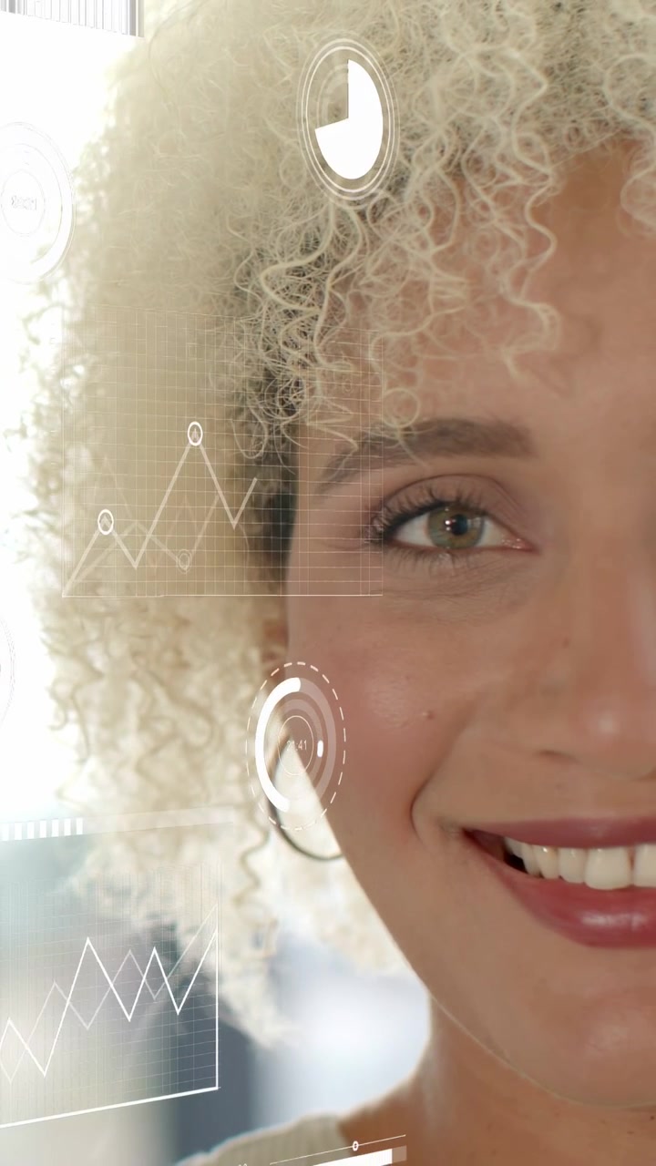 Video verticale: Donna che sorride mentre le sovrapposizioni svaniscono a sinistra, allineando i grafici HUD vicino all'occhio per la tecnologia
