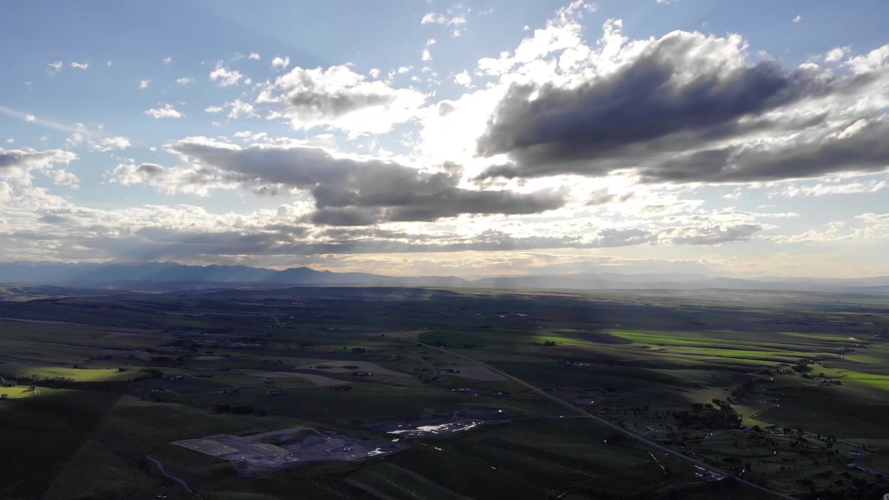 Pilotare un drone in campagna.