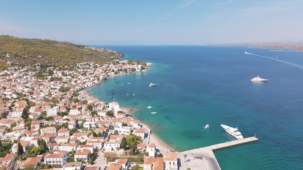 Vista aerea della città di Spetses con costa vivace e mare blu cristallino