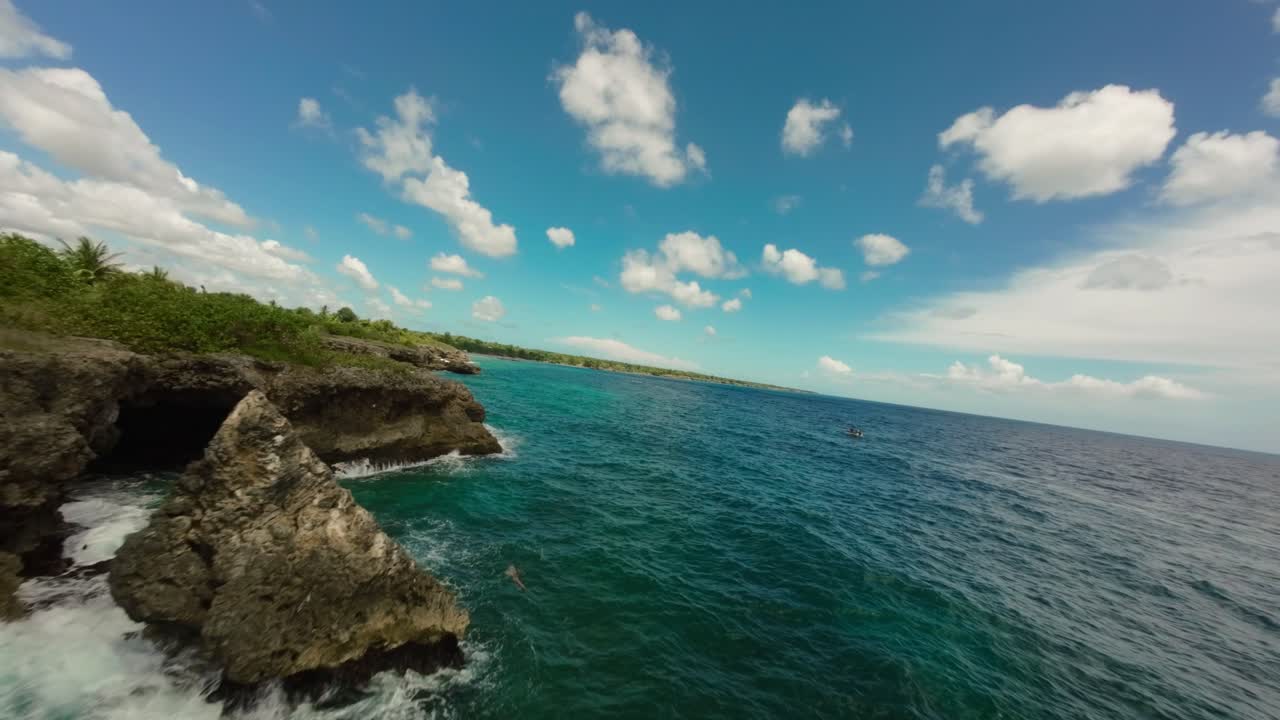 Drone in volo sopra una costa frastagliata e rocciosa a Boca de Yuma, Repubblica Dominicana.