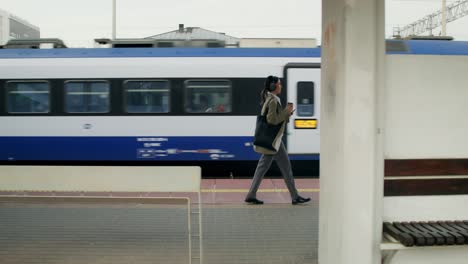 persona caminando en la estación de tren de gdansk