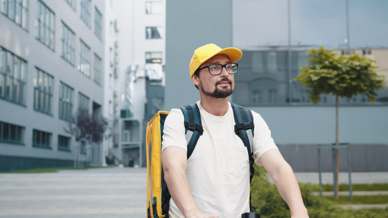 persona de entrega en scooter