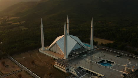 Gente-Caminando-En-El-Patio-De-La-Mezquita-Faisal-Al-Atardecer-En-Islamabad,-Pakistán