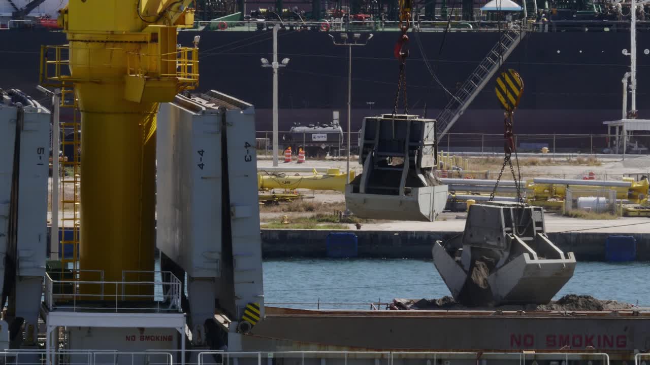 grúa industrial que transporta el suelo