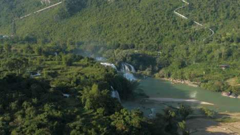 Abriéndose-Paso-Entre-Los-árboles-Y-La-Vegetación-El-Agua-Fluye-Hacia-Las-Cataratas-Ban-Gioc-detian