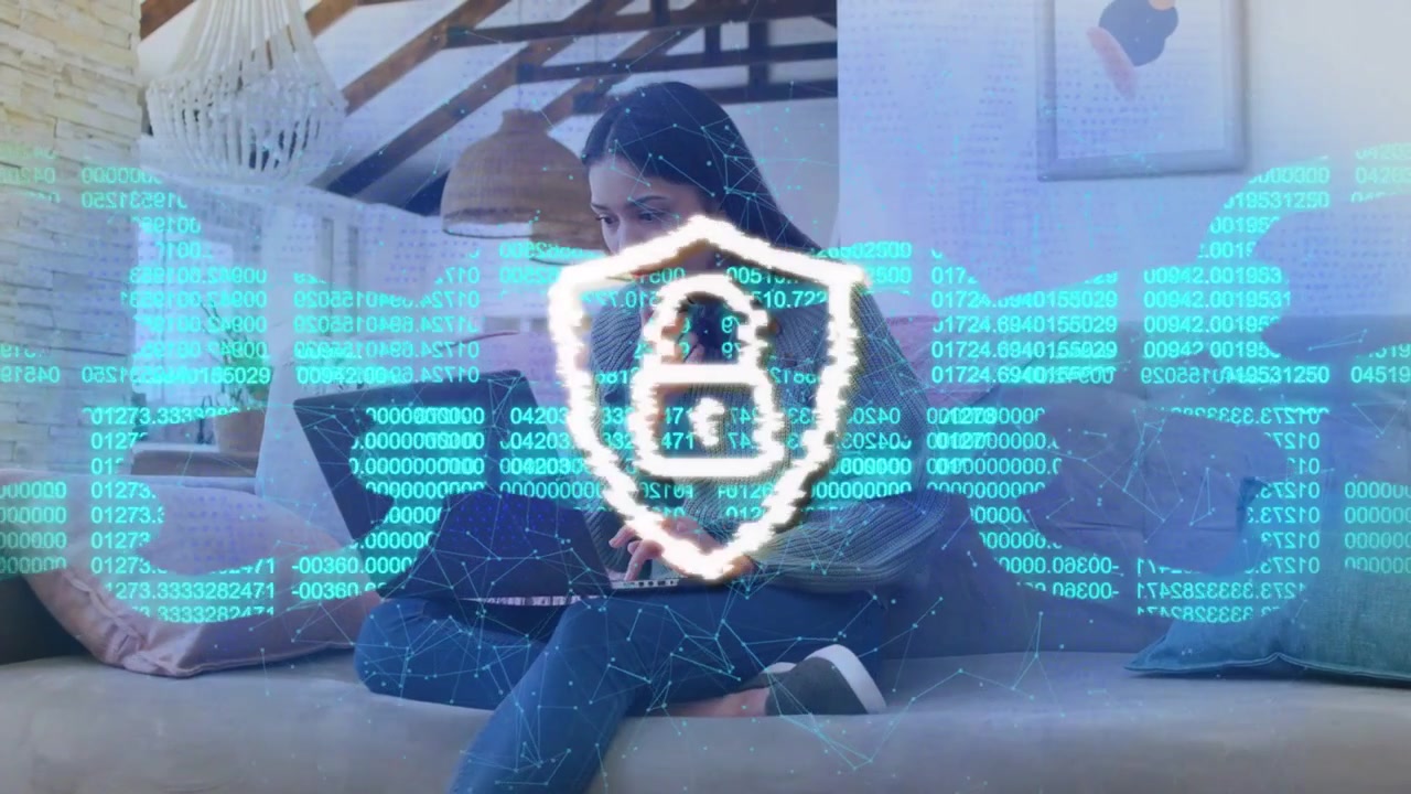 Donna che digita su un laptop, con un overlay olografico di sicurezza che si avvia, mostrando la scritta "PROTECT" e un lucchetto tremolante.
