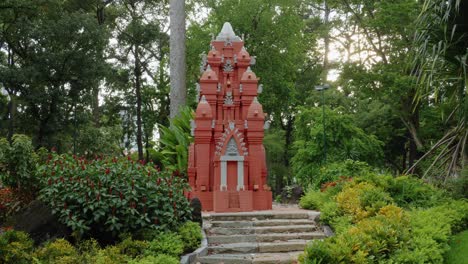 In-Einem-Park-In-Ho-Chi-Minh-Stadt,-Vietnam,-Ist-Eine-Nachbildung-Des-Cham-Turms-Von-Nha-Trang-Zu-Sehen,-Die-Einen-Einblick-In-Die-Reiche-Geschichte-Des-Landes-Bietet