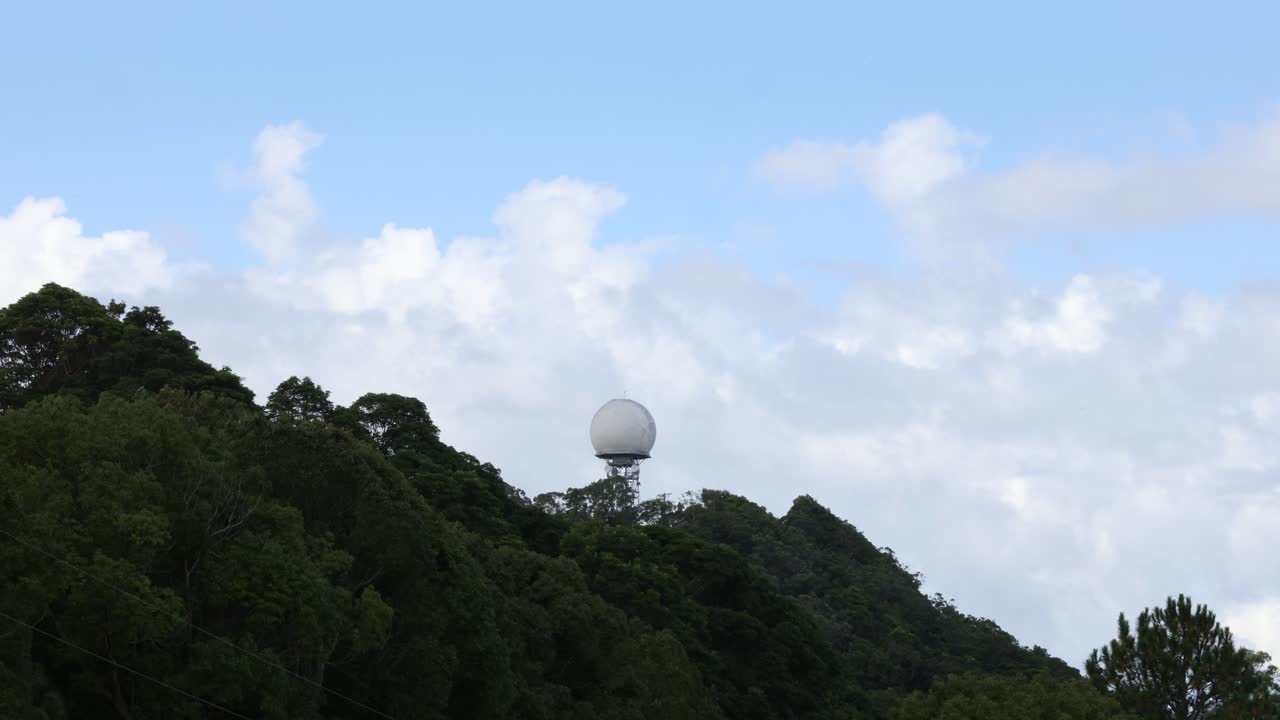 변하는 구름 패턴과 함께 언덕에 있는 레이더