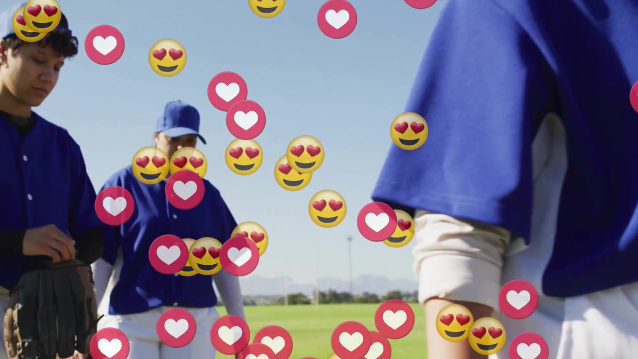 Quatre joueuses de baseball marchant sur le champ extérieur, dessinant des emojis de cœur, ajustant leur gant pour vérifier l'ajustement.