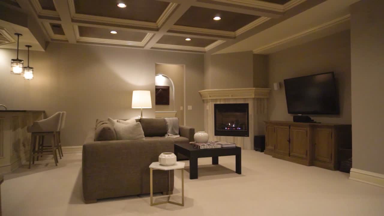 생활 공간과 은 바가 있는 현대적인 지하실