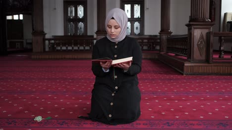 muslim girl reading quran