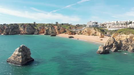 playa praia de doña ana con agua de mar esmeralda y acantilados, algarve, portugal