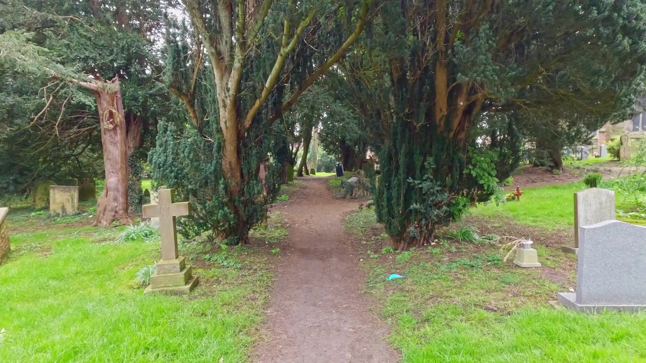 Sentiero che attraversa la chiesa parrocchiale nella storica città mercato di Burgh le Marsh ai margini delle Lincolnshire Wolds. Regno Unito