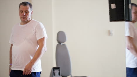 hombre caminando en el gimnasio